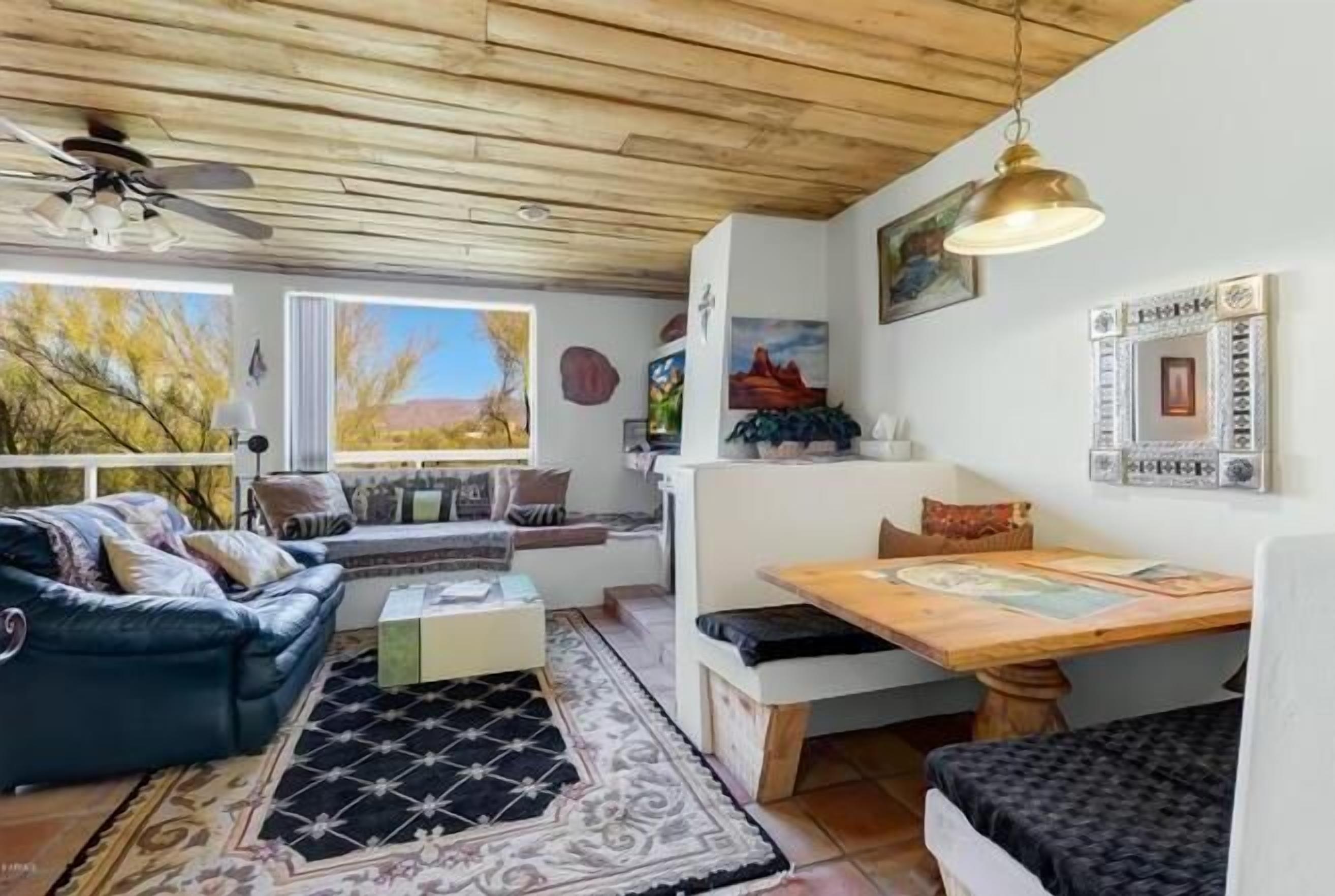 Deluxe Room | Living area | Flat-screen TV