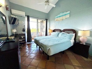 3 slaapkamers, een bureau, een strijkplank/strijkijzer, reisbedje