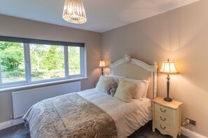 4 bedrooms, iron/ironing board, WiFi, bed sheets - Countryside House Near Battle (Battle)