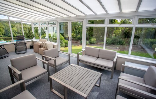 Maaseutuympäristö uima-altaalla