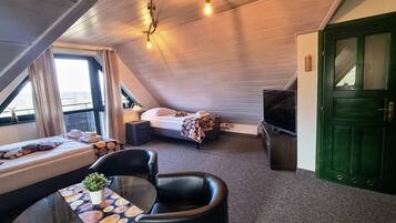 Quadruple Room | Peralatan tempat tidur premium, busa memori, meja