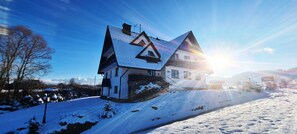 Habitación cuádruple | Ropa de cama de alta calidad, camas con efecto memoria y escritorio 