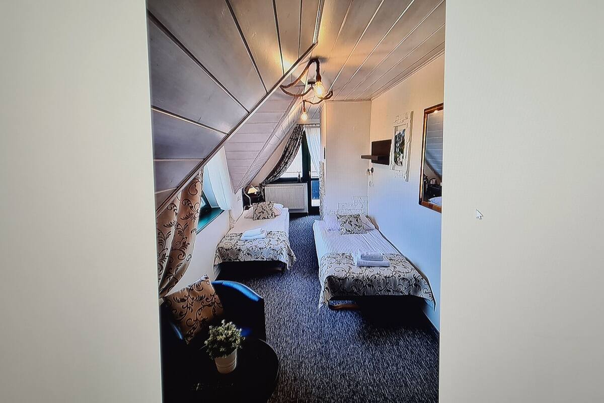 Habitación con 2 camas individuales | Área de sala de estar