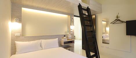 AB 101 | Minibar, desk, blackout curtains, rollaway beds