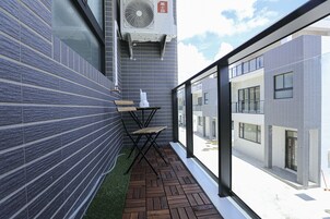 301 四人房附露台 | 迷你吧、办公桌、遮光窗帘、折叠床/加床（额外收费）