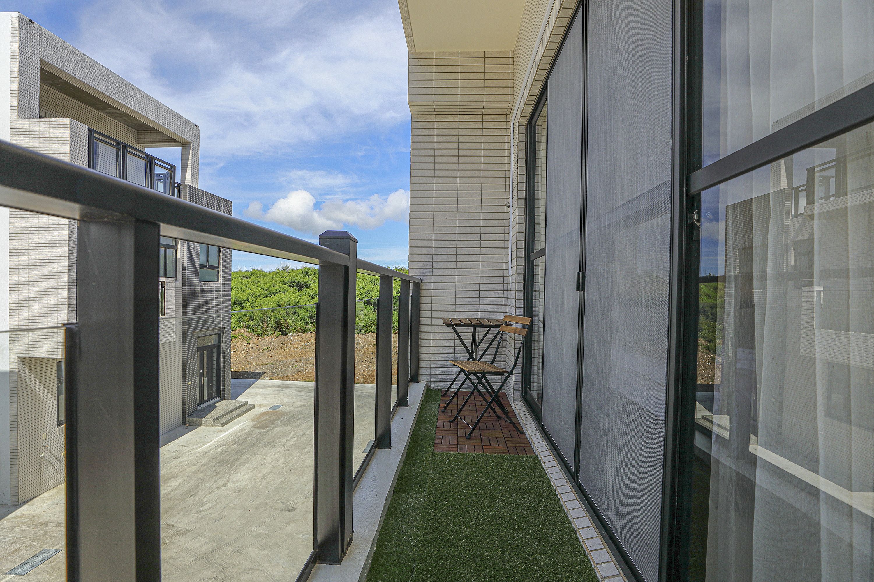 4 人部屋 | ミニバー、デスク、遮光カーテン、可動式ベッド