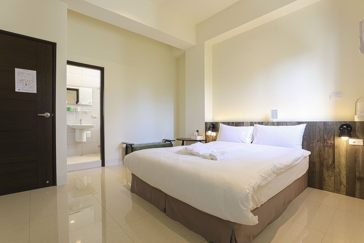 Quarto casal | Frigobar, escrivaninha, cortinas blackout