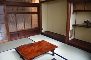 Caja de seguridad en la habitación y espacio para trabajar con laptop 