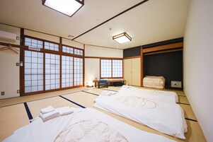 Habitación cuádruple, no fumadores (Room 5) | Caja fuerte, espacio para trabajar con un portátil, wifi gratis