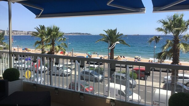 Un balcon avec vue sur une plage et la mer.