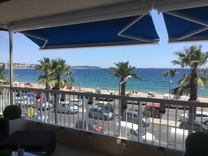 Un balcon avec vue sur une plage et la mer.