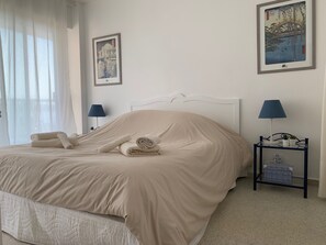 2 slaapkamers, een strijkplank/strijkijzer, reisbedje, gratis wifi