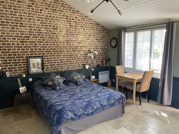 1 bedroom, travel cot, free WiFi, bed sheets - La Suite Poire de Fisée: An intimate retreat in the heart of authentic Normandy (Auquemesnil)