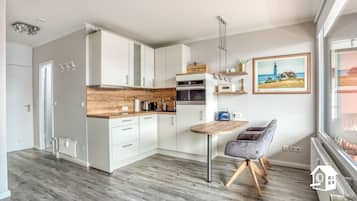 Wasserkocher mit Kaffee-/Teezubehör, Kühlschrank, Mikrowelle, Ofen