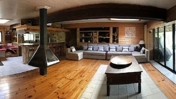 Televisio, takka, pöytÀtennispöytÀ, kirjoja