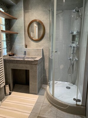 Douche, sèche-cheveux, papier toilette