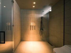 Villa | Bathroom shower - Maoiq (Naganuma)