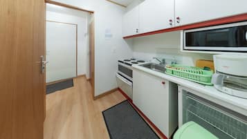 Kühlschrank, Mikrowelle, Ofen, Wasserkocher mit Kaffee-/Teezubehör