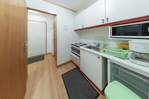 Kühlschrank, Mikrowelle, Ofen, Wasserkocher mit Kaffee-/Teezubehör