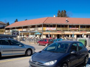 A building with multiple signs including 'ICI ON YOUR SERT A TABLE' and 'RESTAURANT'.