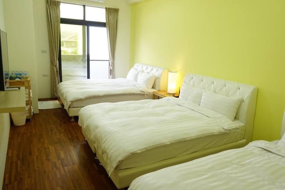 Quarto família | Cortinas blackout, Wi-Fi de cortesia, roupa de cama
