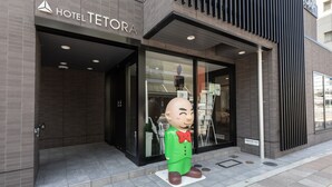 Entrada de hotel con una gran estatua de mascota al frente.