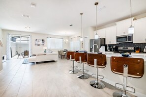 Stadtwohnung, 5 Schlafzimmer | Eigene Küche | Kühlschrank, Mikrowelle, Ofen, Herdplatte
