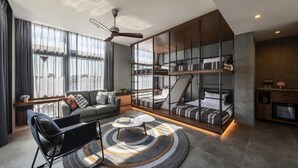 Uma sala de estar moderna com um sofá, uma mesa de centro e uma estante.