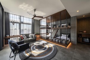 Quarto, terraço (Lively Loft) | Cofres nos quartos, escrivaninha, espaço de trabalho para notebook
