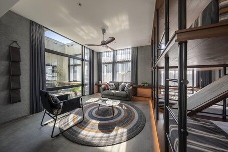 THE LIVELY TOKYO AZABUJUBAN - view 2