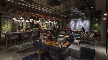 Een moderne bar met zitplaatsen en een podium.