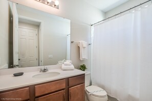 Villa, varias camas | Baño | Artículos de higiene personal gratuitos