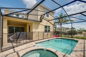 Una piscina al aire libre, tumbonas