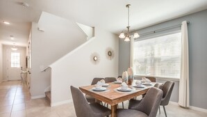 Villa, flere senger | Spiseområde på rommet