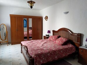 5 bedrooms, iron/ironing board, bed sheets