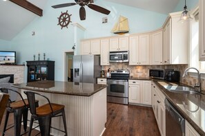 House, 3 Bedrooms | Private kitchen