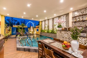 Sisäuima-allas, aurinkovarjoja, aurinkotuoleja