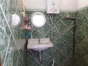 Secadora de cabello, toallas, jabón, shampoo 