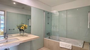 Badewanne, Haartrockner, Handtücher
