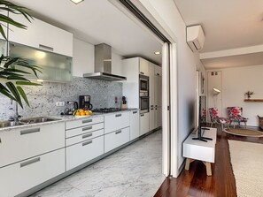 Frigorífico, microondas, horno y placa de cocina