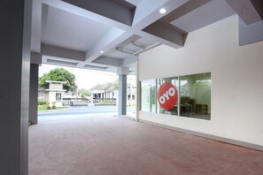Une entrée moderne, avec une grande fenêtre en verre sur laquelle est affiché le logo « oyo ».