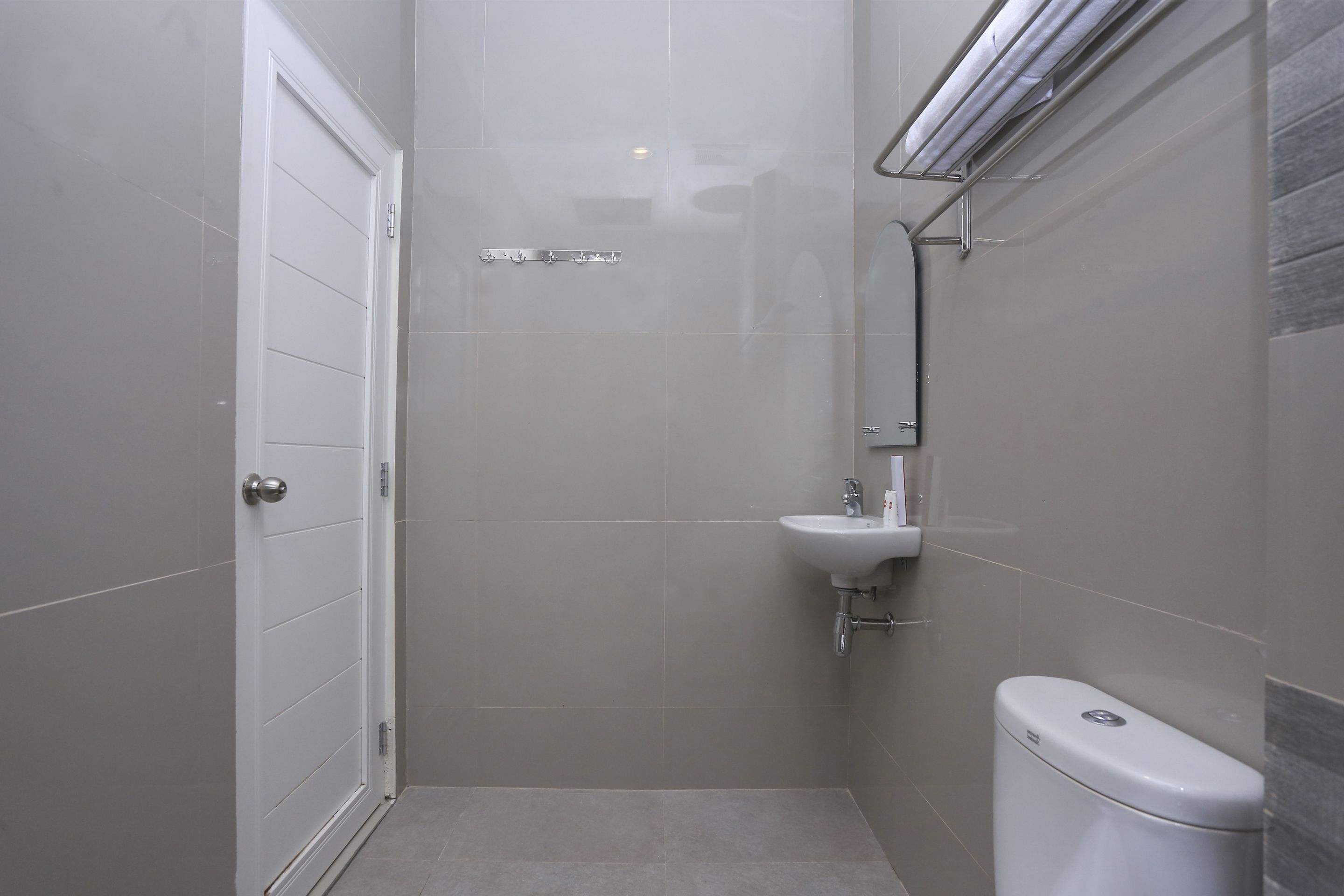 Un bagno piccolo e moderno con WC, lavandino e doccia.