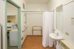 Desk, laptop workspace, iron/ironing board, free WiFi - Lamington Hotel Motel (Maryborough)