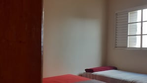 Tabla de planchar con plancha y ropa de cama 