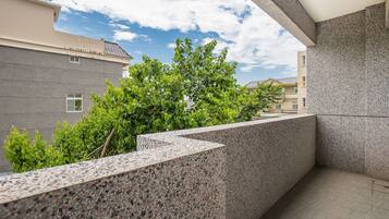 Escritorio, cortinas blackout, wifi gratis y ropa de cama