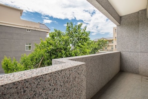 Escritorio, cortinas blackout, wifi gratis y ropa de cama 