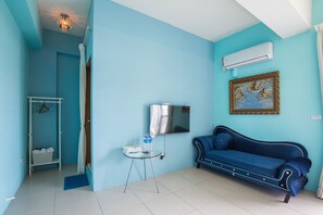 Habitación cuádruple Deluxe | Escritorio, cortinas opacas, wifi gratis y ropa de cama