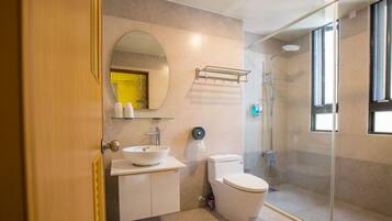 Deluxe Quadruple Room | Bathroom | Shower, free toiletries, hair dryer, slippers