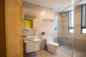 Quarto quádruplo luxo | Banheiro | Chuveiro, produtos de toalete grátis, secador de cabelo, chinelos