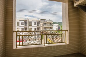 阿波罗四人房 | 办公桌、遮光窗帘、免费 WiFi、床单